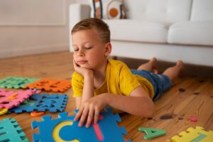 Entenda como identificar sinais de autismo em crianças e adolescentes.